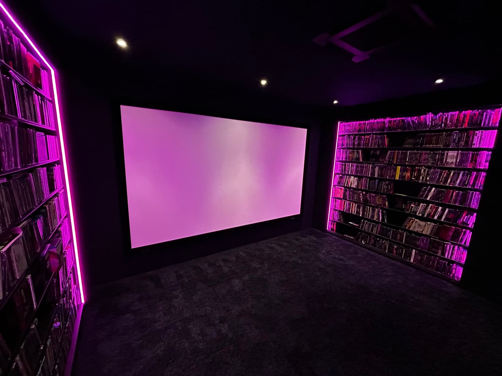 Heimkino mit cinematischem Ambientelicht und großer Leinwand
