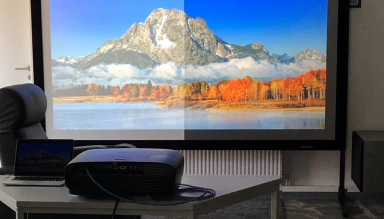 Heimkino-Projektor vor heller Leinwand