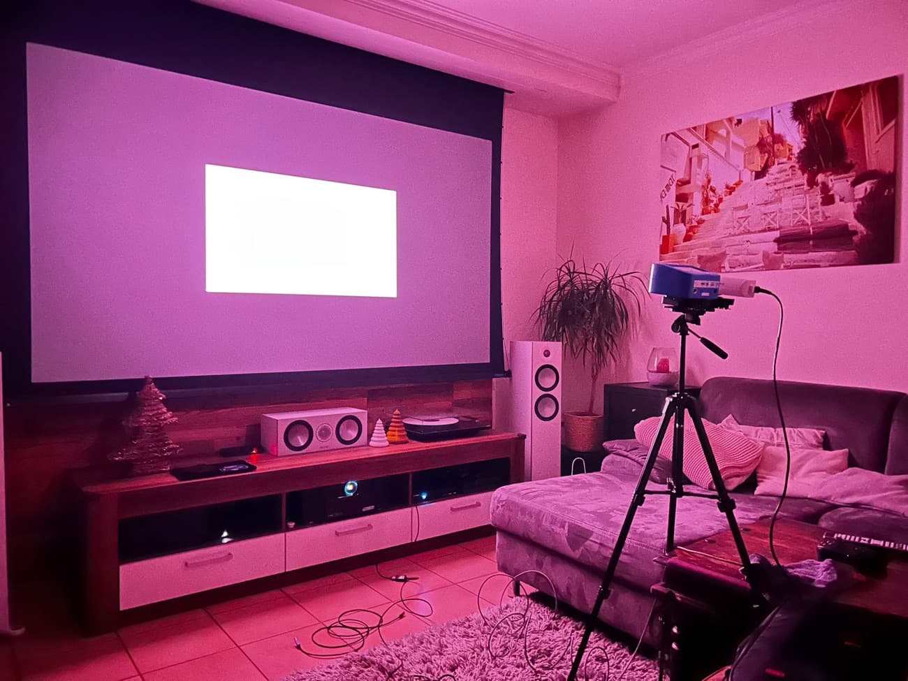 Wohnzimmerkino mit RGB-Ambientelicht und Leinwand